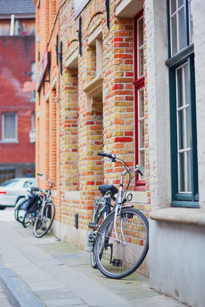 Kole proti cihlové zdi v Bruggách — Stock fotografie