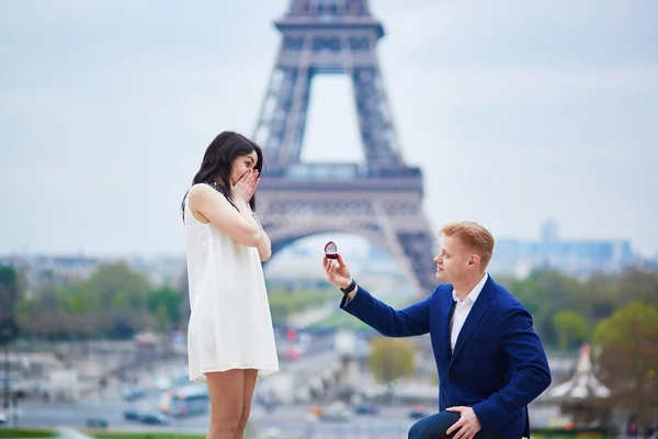 Romantische betrokkenheid in Parijs — Stockfoto