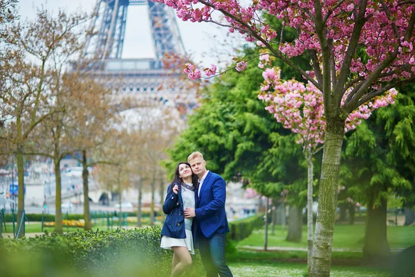 Romantiska par i paris en vårdag — Stockfoto