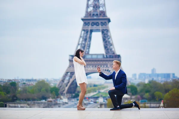 Romantická angažmá v Paříži — Stock fotografie