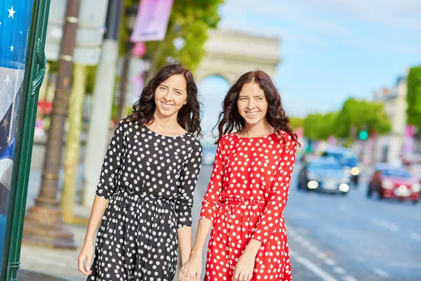Vackra tvillingsystrar framför Triumfbågen — Stockfoto