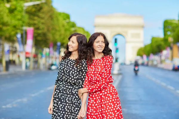 Gyönyörű ikertestvérek előtt Arc de Triomphe — Stock Fotó