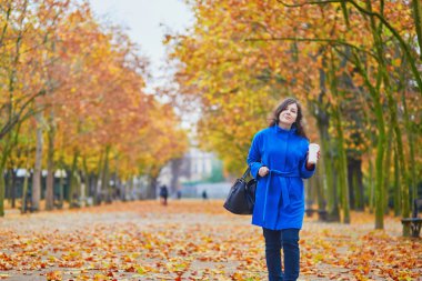 Bir sonbahar günü Paris'te güzel genç turizm