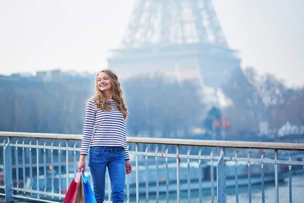 Flicka med shoppingkassar nära Eiffeltornet — Stockfoto