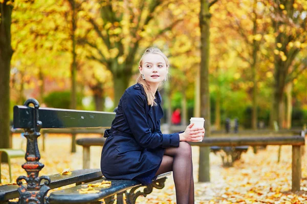 年轻女子在一个秋日巴黎卢森堡花园 — 图库照片