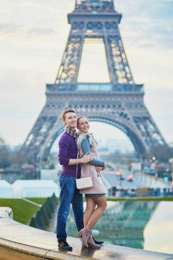 Fransa'nın Paris, Eyfel Kulesi yakınındaki Romantik Çift