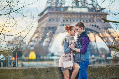 Fransa'nın Paris, Eyfel Kulesi yakınındaki Romantik Çift