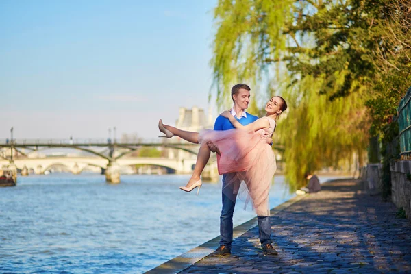 Romantische koppel in Parijs in de buurt van de rivier de Seine — Stockfoto