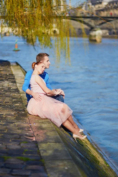 Couple romantique à Paris près de la Seine — Photo