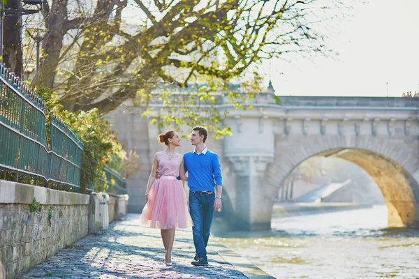 Pareja romántica en París cerca del río Sena — Foto de Stock