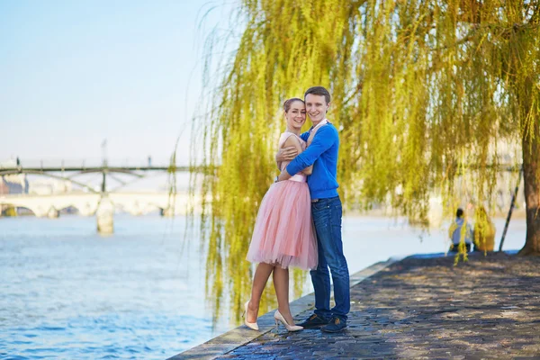 Romantische koppel in Parijs in de buurt van de rivier de Seine — Stockfoto