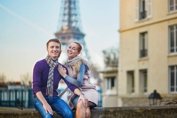 Couple romantique près de la Tour Eiffel à Paris, France — Photo