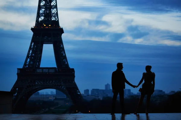 Silhouettes of young romantic couple near the Eiffel tower — Stock Photo, Image