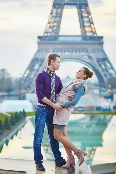 Casal romântico perto da Torre Eiffel em Paris, França — Fotografia de Stock