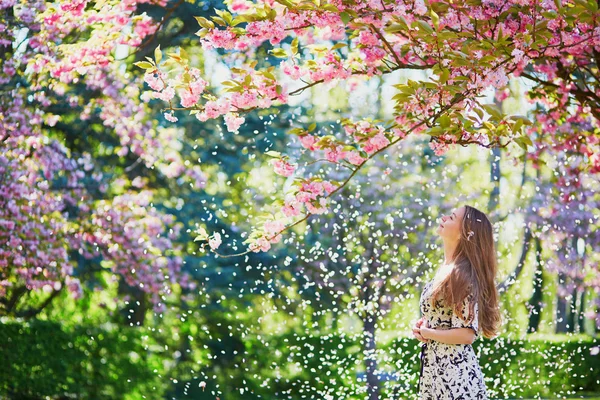 Fille dans le jardin de fleurs de cerisier un jour de printemps — Photo