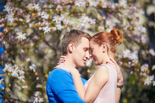 Paar in bloeiende tuin in Parijs, Frankrijk — Stockfoto