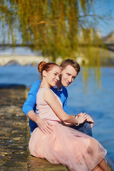 Romantic couple on the Seine embankment in Paris — Stock Photo, Image