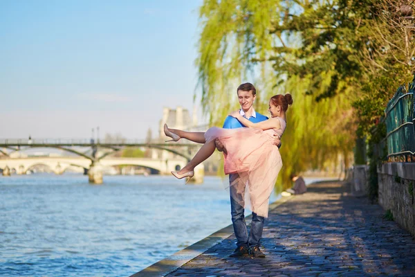 파리의 세 느 강 제방에 로맨틱 커플 — 스톡 사진