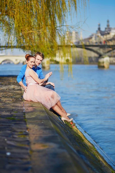 Couple romantique sur la digue de la Seine à Paris — Photo