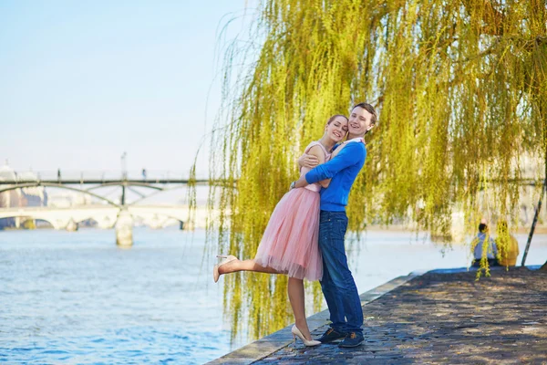 Romantic couple on the Seine embankment in Paris — Stock Photo, Image