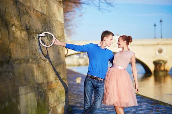 Romantische koppel in Parijs, Frankrijk — Stockfoto