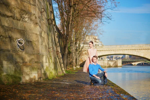 Romantikus pár, Paris, Franciaország — Stock Fotó