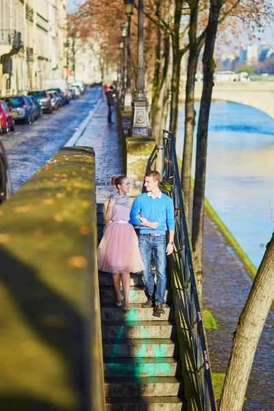 Romantiska par i Paris — Stockfoto