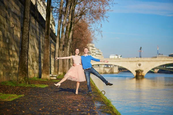 Романтическая пара в Париже, Франция — стоковое фото