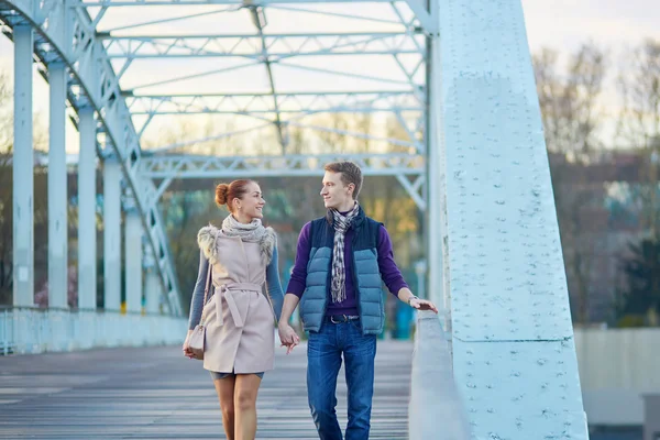 Romantic couple in Paris — Stock Photo, Image