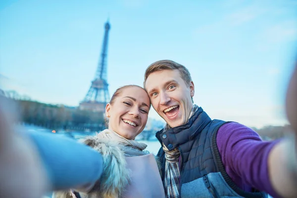 Feliz pareja de turistas tomando selfie cerca de la torre Eiffel — Foto de Stock