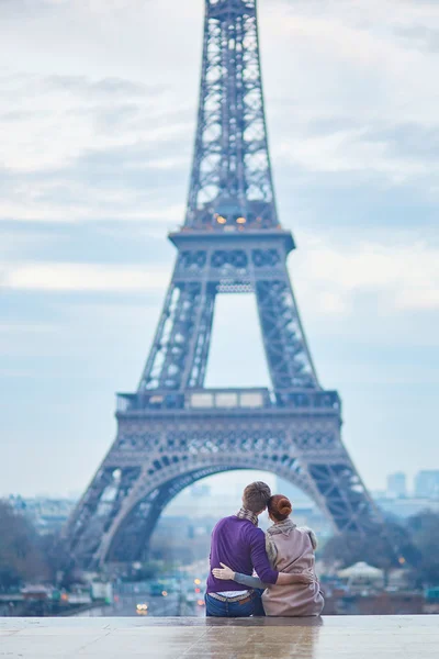 Romantische paar in de buurt van de Eiffeltoren in Parijs, Frankrijk — Stockfoto