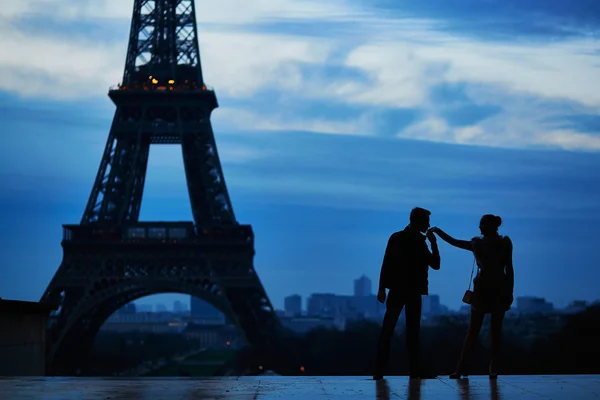 Silhouettes of romantic couple near the Eiffel tower — Stock Photo, Image