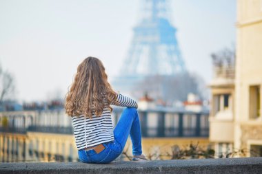 Kız açık havada Paris'te Eyfel Kulesinin yakınında