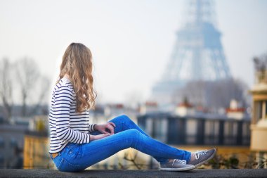 Kız açık havada Paris'te Eyfel Kulesinin yakınında