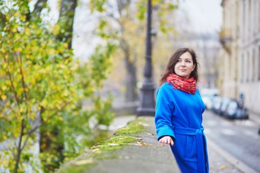 Bir sonbahar günü Paris'te güzel genç turizm