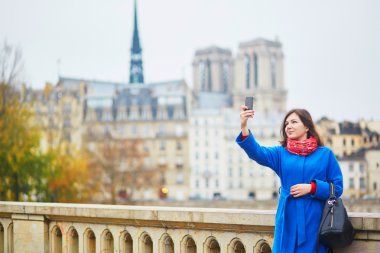 Bir sonbahar günü Paris'te güzel genç turizm