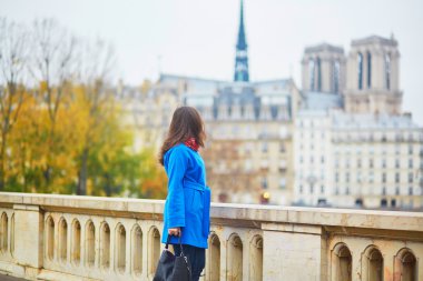Bir sonbahar günü Paris'te güzel genç turizm