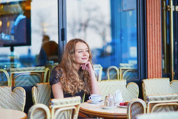 Hermosa mujer parisina en la cafetería — Foto de Stock
