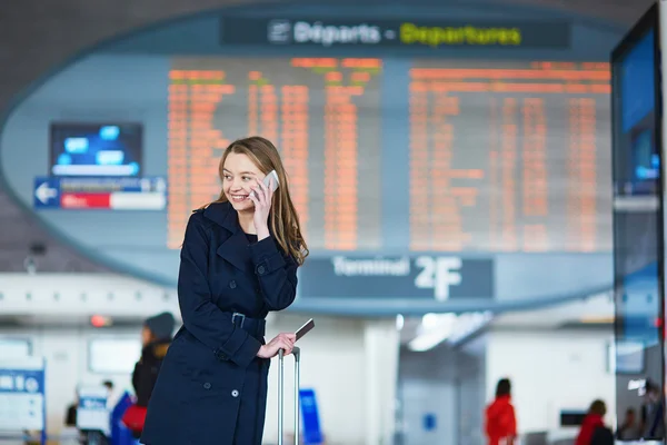 Giovane viaggiatore femminile in aeroporto internazionale — Foto Stock