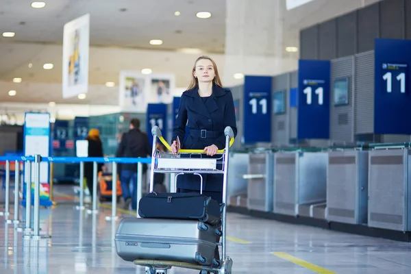 Young female traveler in international airport — Stock Photo, Image