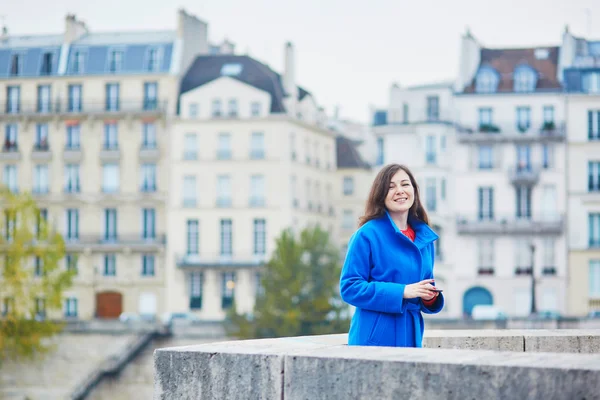 Vacker ung turist i Paris på en höst dag — Stockfoto