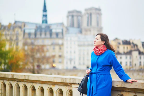 Schöne junge Touristin in Paris an einem Herbsttag — Stockfoto