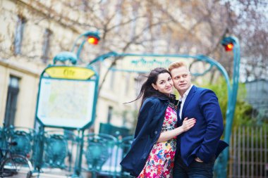 Paris'te genç Romantik Çift