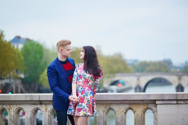 Paris'te genç Romantik Çift