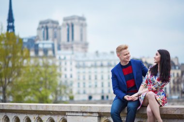 Paris'te genç Romantik Çift