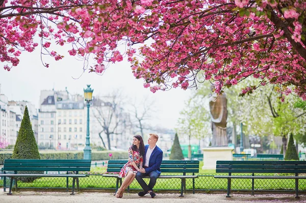 Unga romantiska par i Paris — Stockfoto