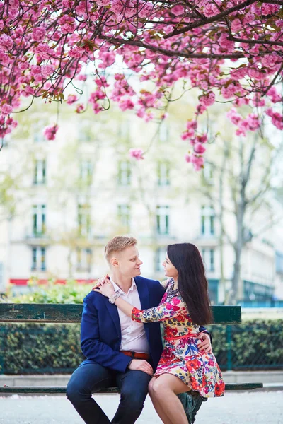 Paris'te genç Romantik Çift — Stok fotoğraf