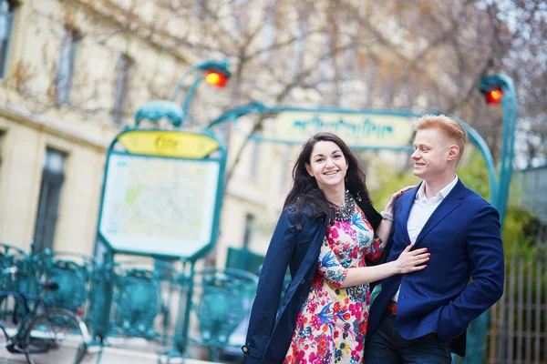 Giovane coppia romantica a Parigi — Foto Stock