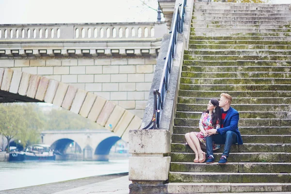 Pareja romántica joven en París — Foto de Stock