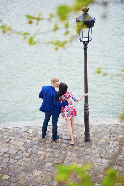 Jeune couple romantique à Paris — Photo